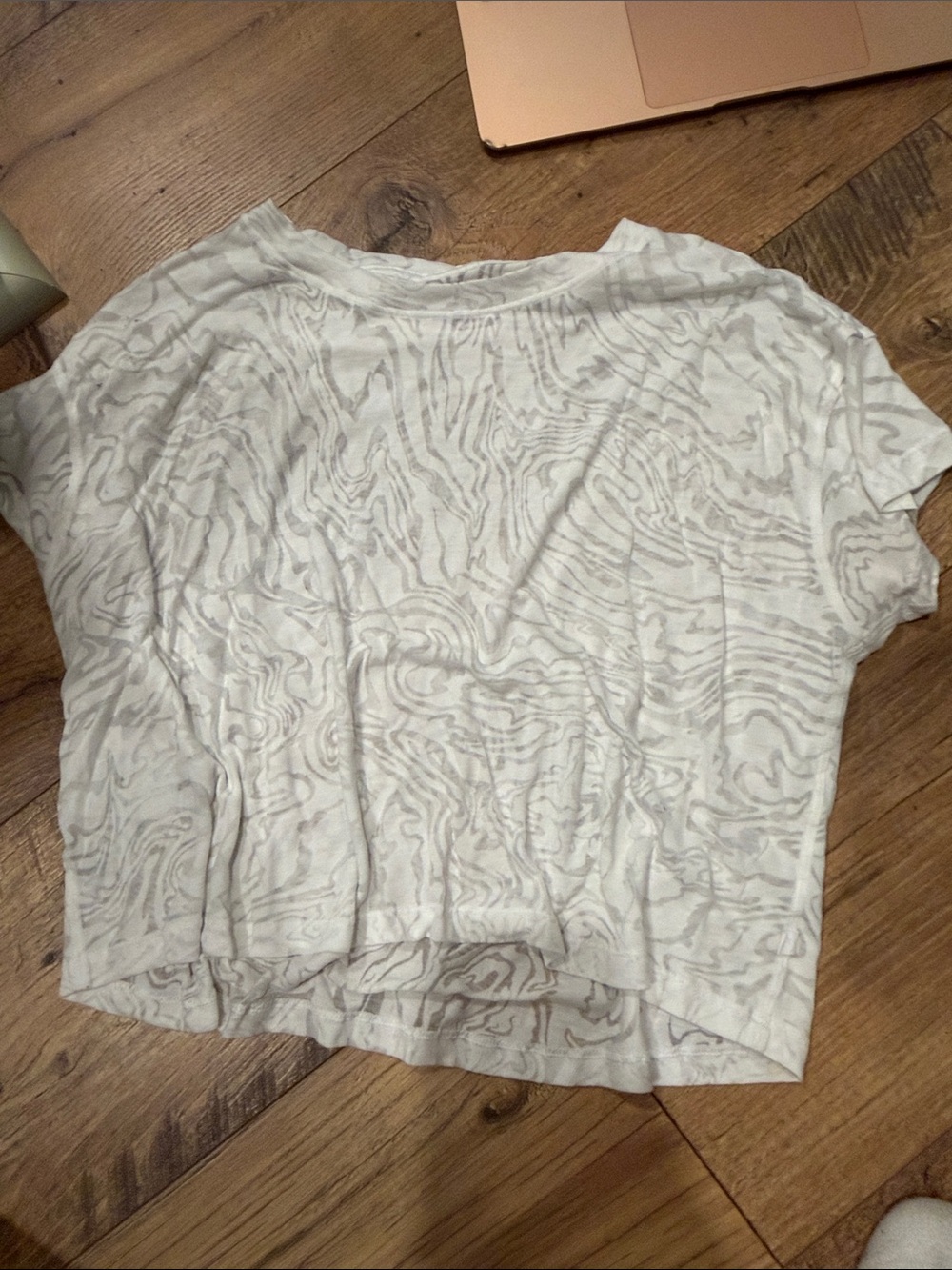 Cropped White Textured Pattern Tee - Picture 2 of 2